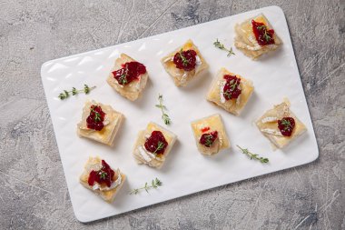Tatil meze kızılcık, brie ve kekik ile