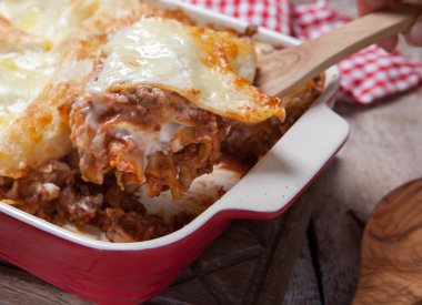 Domates ve zemin sığır eti lazanya rulo