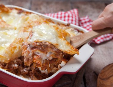 Domates ve zemin sığır eti lazanya rulo