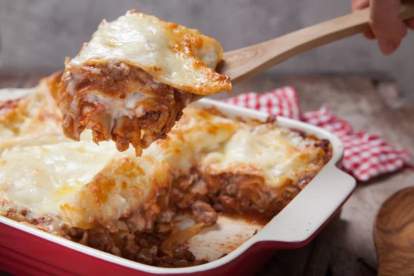 Lasagne mit Tomaten und Hackfleisch — Stockfoto