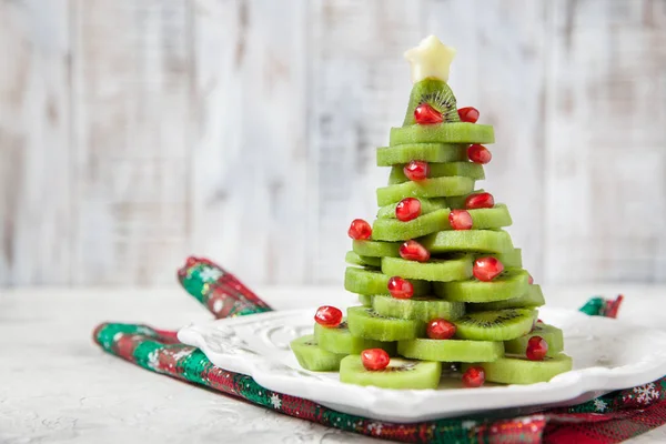 健康的なデザート - 面白い食用キウイ ザクロ クリスマス ツリーの子供のパーティーのアイデア — ストック写真