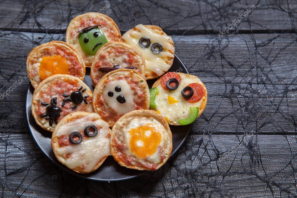 Mini pizzas decoradas para un Halloween 2024
