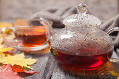 Sonbahar Natürmort: Çay akçaağaç ahşap bir masaya bırakır.