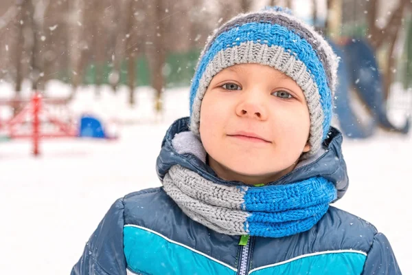 Αξιολάτρευτο μικρό αγόρι στο χειμερινό πάρκο — Φωτογραφία Αρχείου