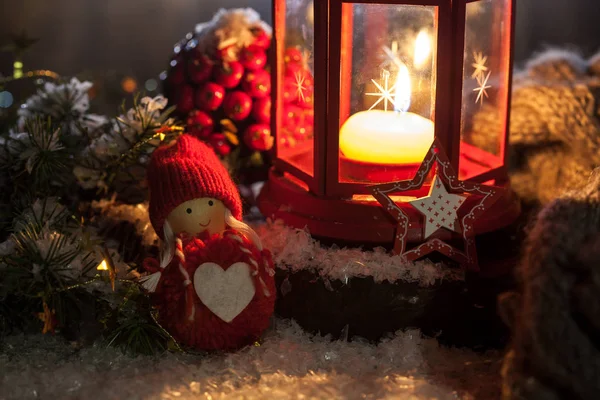 Decoraciones de Navidad linterna con vela, luces y juguete —  Fotos de Stock