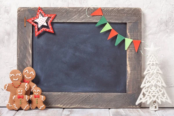Gingerbread man family and chalkboard — Stock Photo, Image