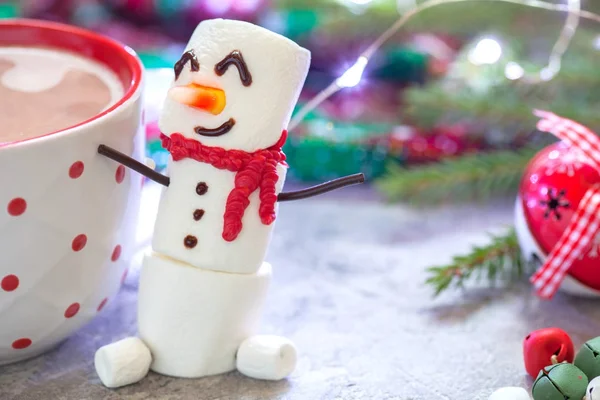 Warme chocolademelk met gesmolten sneeuwpop — Stockfoto