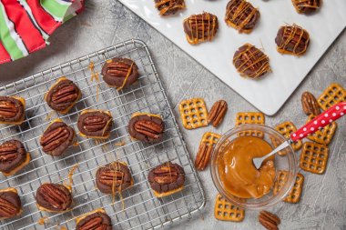 Çikolata karamel cevizli simit ısırıkları