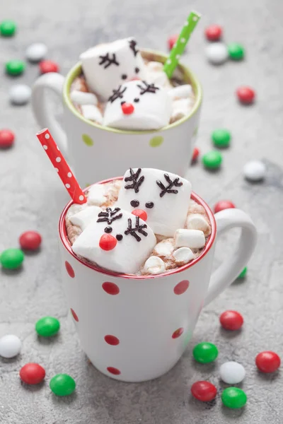 Canecas de Natal com chocolate quente com renas de marshmallow — Fotografia de Stock