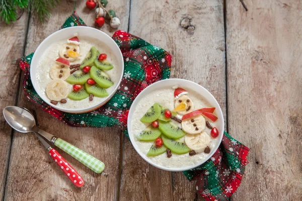 Gachas de avena para hombre de nieve desayuno, Navidad divertida para niños — Foto de Stock