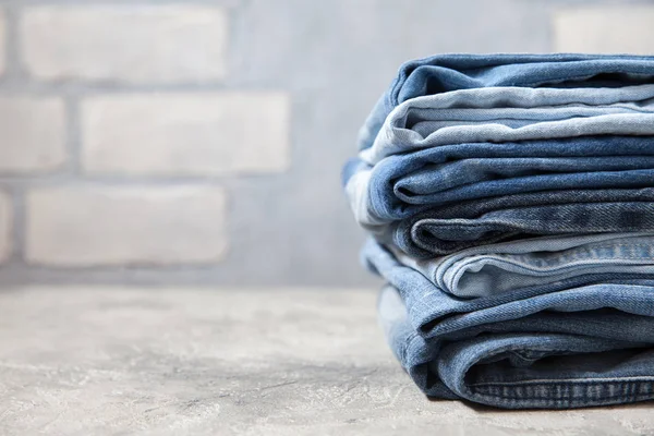 Pila de pantalones vaqueros azules —  Fotos de Stock