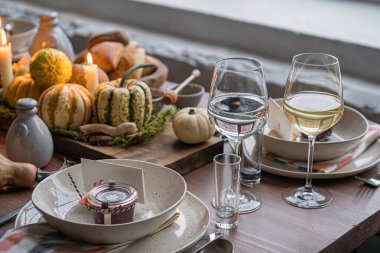 Kabak ile sonbahar sofra. Şükran günü yemeği ve sonbahar dekorasyon.