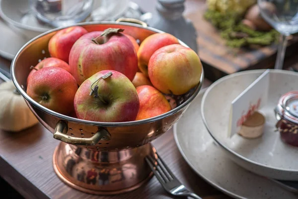 Herfst instelling van de tabel met pompoenen. Thanksgiving diner en herfst decoratie. — Stockfoto