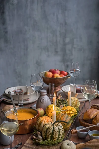 Herbstliche Tischdekoration mit Kürbissen. Erntedank-Essen und Herbstdekoration. — Stockfoto