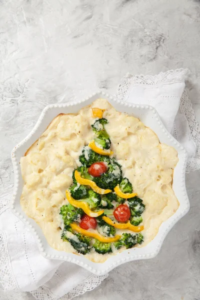 Vegetarian gratin with broccoli, cauliflower, tomato and pepper for Christmas — Stock Photo, Image