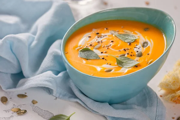 Roasted pumpkin and carrot soup with cream and pumpkin seeds — Stock Photo, Image