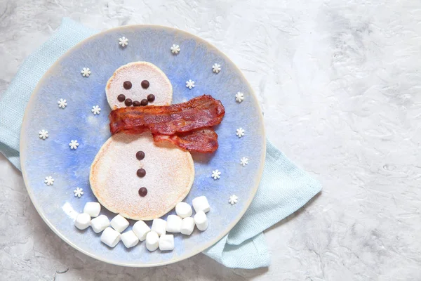 面白い雪だるま子供のためのクリスマスの朝の朝食パンケーキします。 — ストック写真