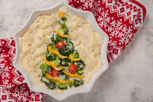 Vegetarian gratin with broccoli, cauliflower, tomato and pepper for Christmas — Stock Photo, Image