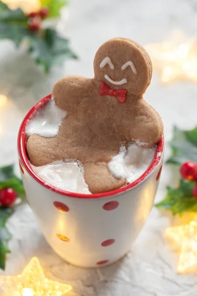 Chocolate blanco caliente con divertido hombre de jengibre —  Fotos de Stock