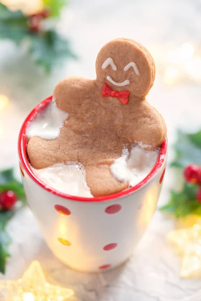 Heiße weiße Schokolade mit lustigem Lebkuchenmann — Stockfoto