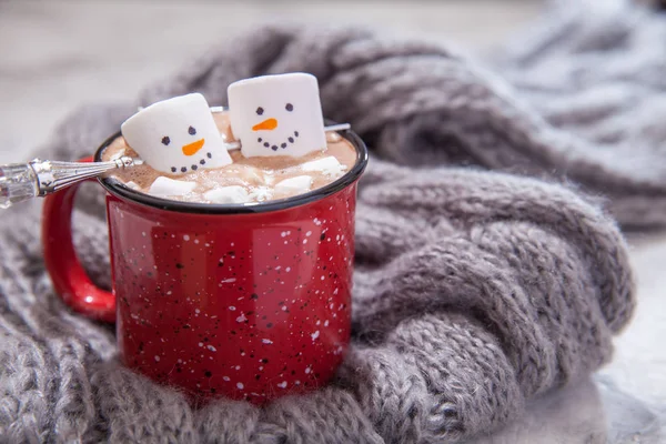 Varm choklad med smält snögubbe — Stockfoto