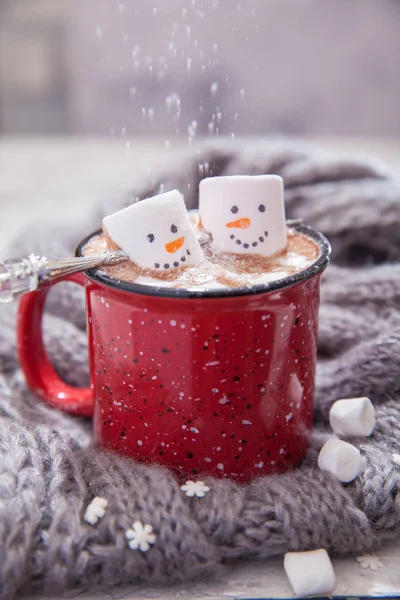 Varm choklad med smält snögubbe — Stockfoto