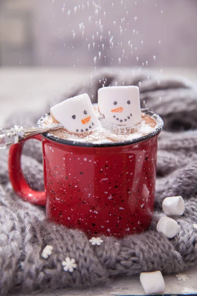 Chocolat chaud avec bonhomme de neige fondu — Photo