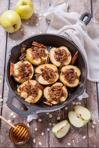 Pommes cuites au four aux noix, miel et flocons d'avoine — Photo