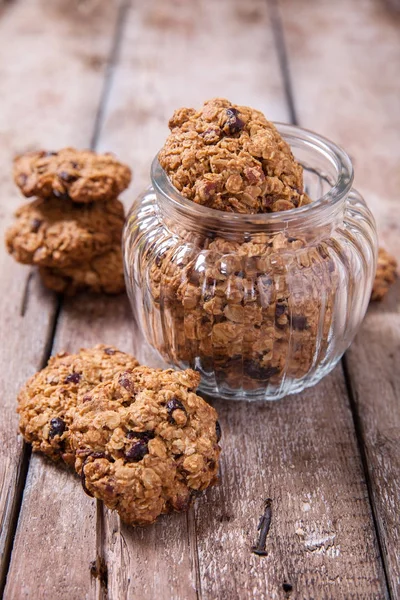 Deliciosos biscoitos de aveia com nozes de nozes e cranberries secas — Fotografia de Stock