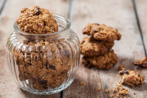 Deliziosi biscotti alla farina d'avena con noci pecan e mirtilli rossi secchi — Foto Stock