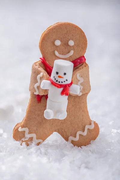 有趣的姜饼饼干男人与棉花糖雪人 — 图库照片