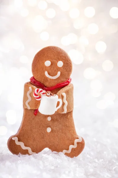 Lustige Lebkuchenmänner mit Marshmallow-Schneemann — Stockfoto