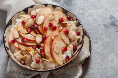 Hindistan cevizi pirinç nar, armut ve badem dilimleri ile