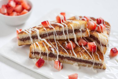 Çilek ve çikolata fındık doldurma ile Fransız tost