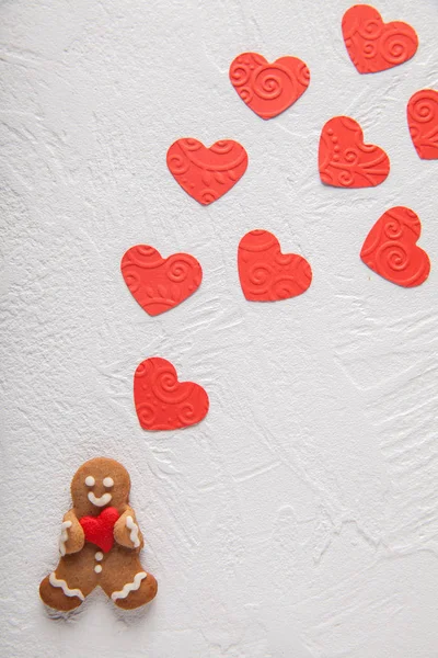 Χαριτωμένο ingerbread άνθρωπος με διακόσμηση καρδιά — Φωτογραφία Αρχείου
