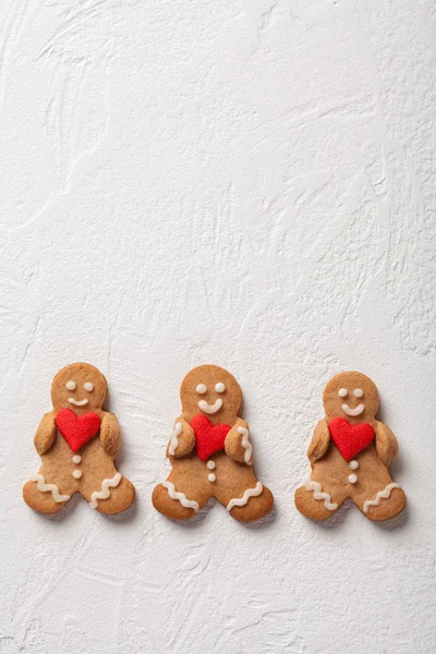 Bonito homem de ingerbread com decoração de coração — Fotografia de Stock