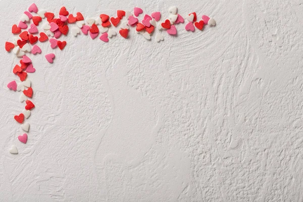 赤、白、ピンクの振りかけるから作られたバレンタインの日キャンディー心 — ストック写真