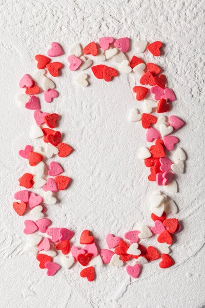 Corazón de caramelo del día de San Valentín hecho de rojo, blanco, espolvoreos rosados — Foto de Stock