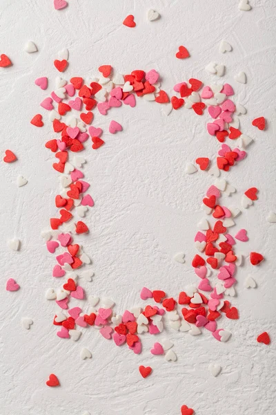 Corazón de caramelo del día de San Valentín hecho de rojo, blanco, espolvoreos rosados — Foto de Stock