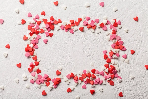 Corazón de caramelo del día de San Valentín hecho de rojo, blanco, espolvoreos rosados —  Fotos de Stock