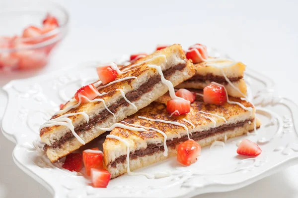 Tostadas francesas con relleno de avellana de chocolate y fresa — Foto de Stock