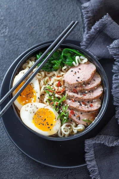 Japán ramen leves, snidlinges kacsamell, tojás, spenót — Stock Fotó