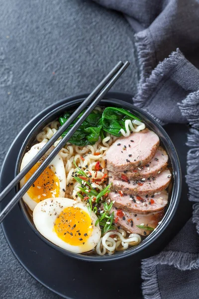 Soupe de ramen japonaise au sein de canard, oeuf, ciboulette et épinards — Photo