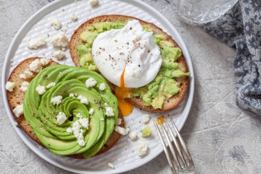 sağlıklı kahvaltı tost avokado ve yumurta