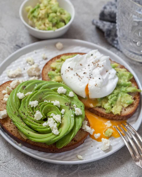 Egészséges reggeli pirítós, avokádó és a tojás — Stock Fotó