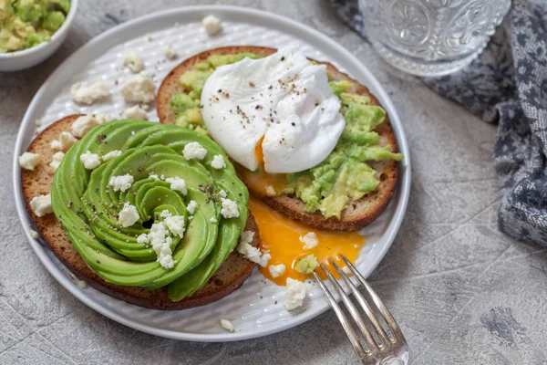 Gezond ontbijt toast met avocado en ei — Stockfoto