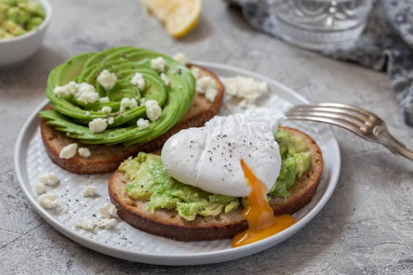 Gezond ontbijt toast met avocado en ei — Stockfoto