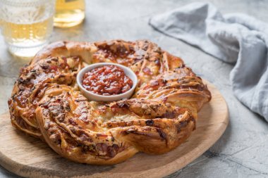 Taze pişmiş pizza çelenk.
