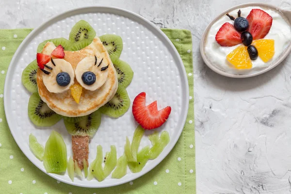 子供の朝食にフルーツとかわいいフクロウ パンケーキ — ストック写真