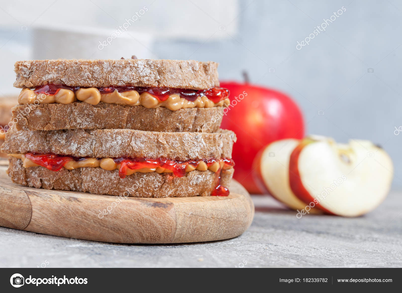 Sandwich de mantequilla de maní y mermelada de fresa: fotografía de